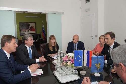 Il governatore FVG, Massimiliano Fedriga (primo a dx), nel corso dell'incontro con il ministro degli Esteri sloveno, Miro Cerar (primo a sx) in occasione dell'inaugurazione della nuova sede del consolato generale della Slovenia a Trieste